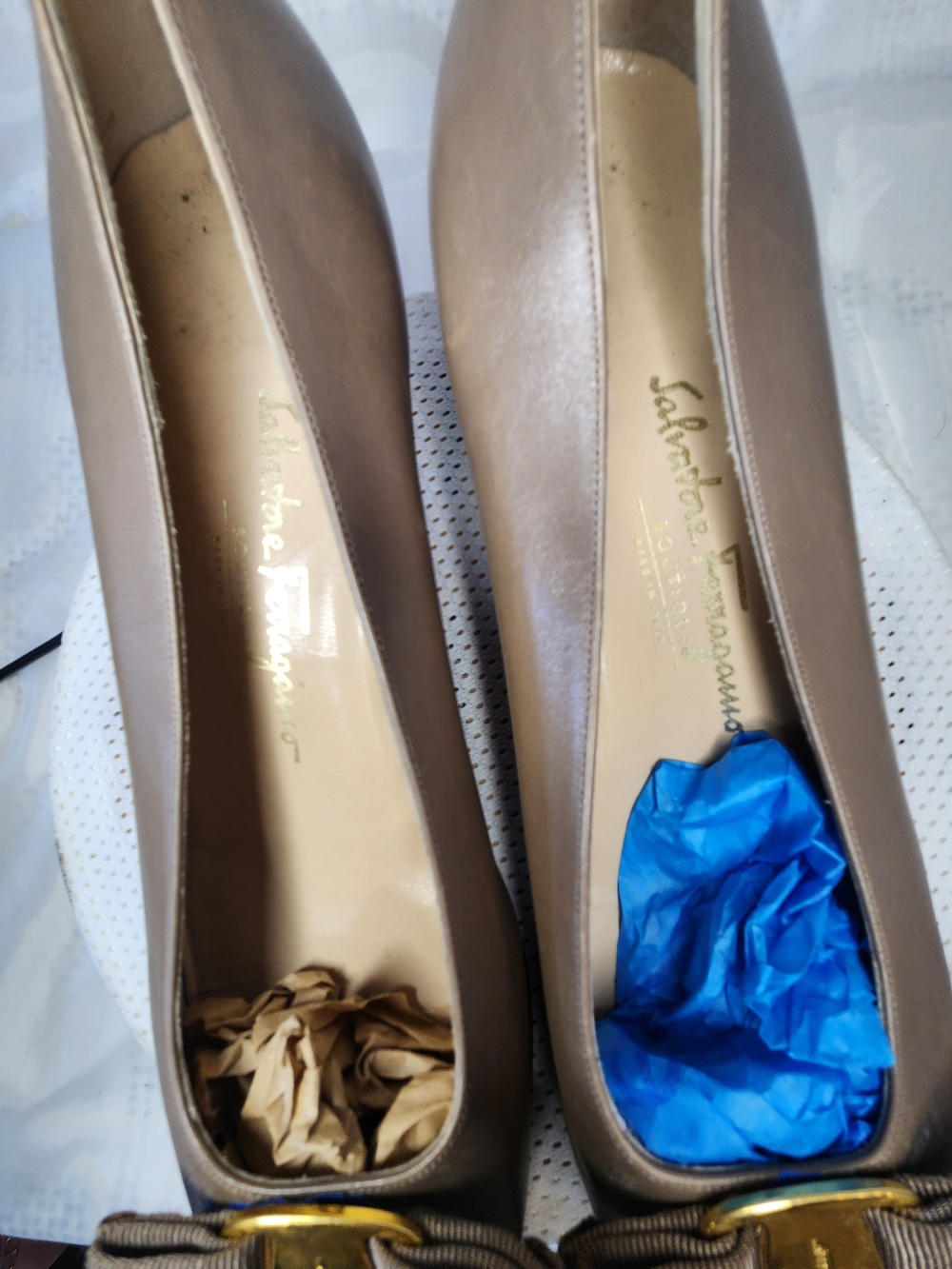 SALVATORE FERRAGAMO TAUPE BIEGE WOMEN VARA SHOES SIZE 10 C - Picture 9 of 10